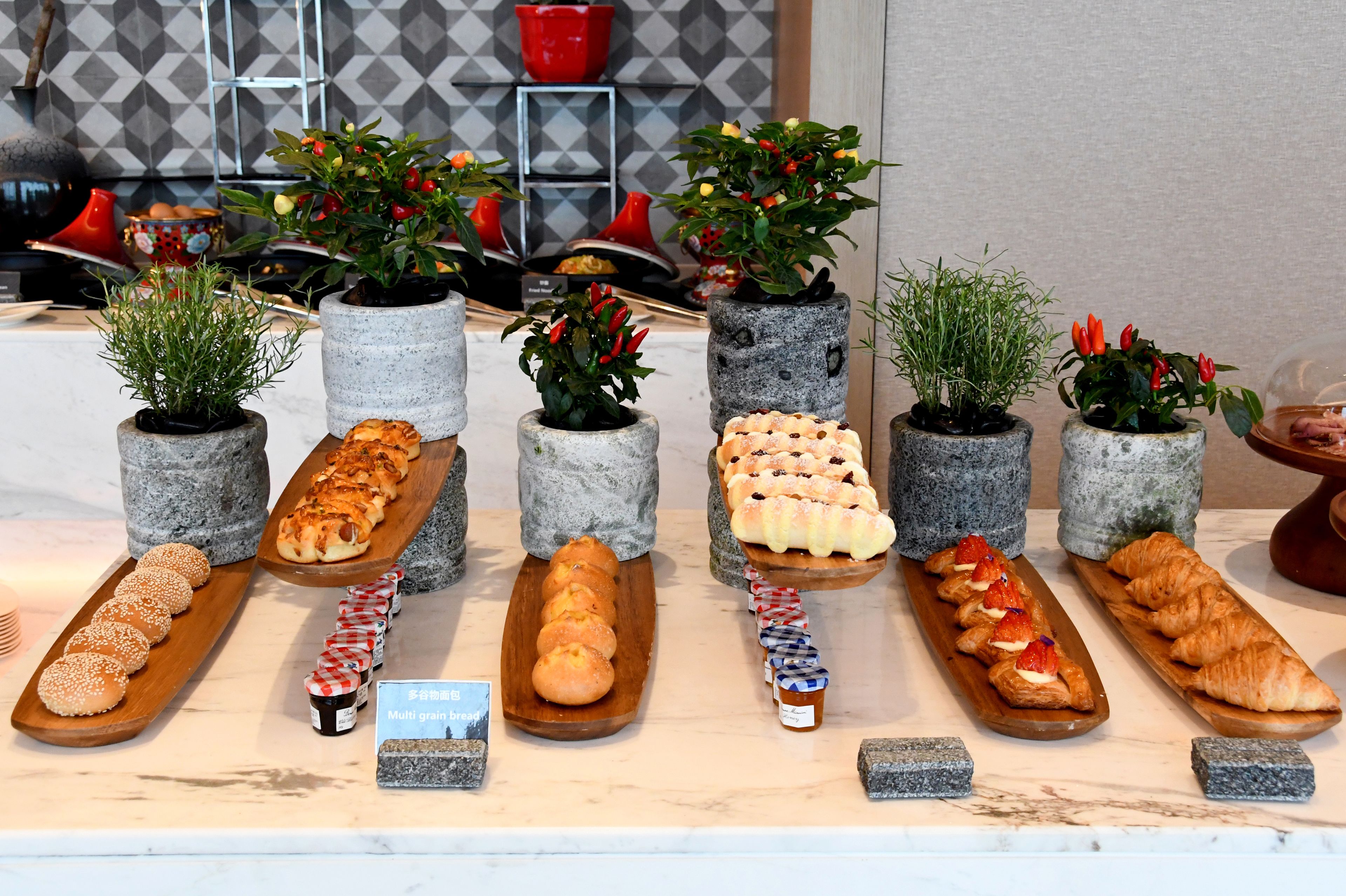 daily buffet breakfast (cny 150 per person)