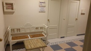 デスク、遮光カーテン、ベビーベッド (無料)、可動式ベッド