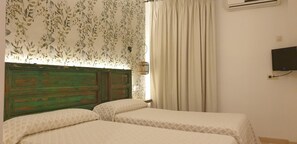Desk, blackout drapes, free cribs/infant beds, rollaway beds - Hostal Macami (Pedro Abad)