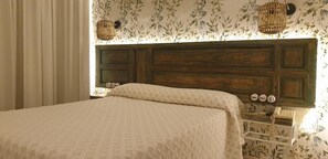 デスク、遮光カーテン、ベビーベッド (無料)、可動式ベッド