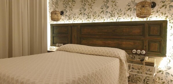 Skrivbord, mörkläggningsgardiner, gratis barnsängar och extrasängar