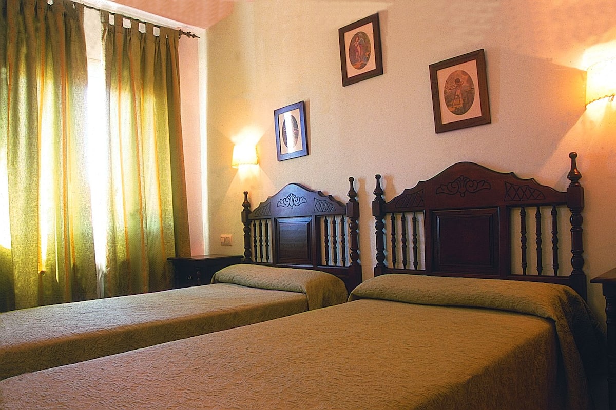 Escritorio, cortinas blackout y cunas gratuitas