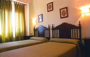 Double Room | Desk, blackout drapes, free cribs/infant beds, rollaway beds - Hostal Macami (Pedro Abad)