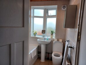 House, Private Bathroom (Spacious 4 Bedr (Sleep 8)) | Bathroom | Free toiletries, hair dryer, towels - Huku Kwetu - Milton House (Luton)
