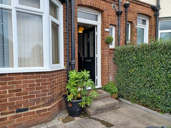 Front of property - Huku Kwetu - Milton House (Luton)