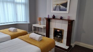 บ้านพัก, ห้องน้ำส่วนตัว (Spacious 4 Bedr (Sleep 8)) | 4 ห้องนอน, เครื่องนอนป้องกันสารก่อภูมิแพ้, พื้นที่ทำงานแบบใช้แล็ปท็อป