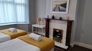 House, Private Bathroom (Spacious 4 Bedr (Sleep 8)) | 4 bedrooms, hypo-allergenic bedding, laptop workspace, soundproofing