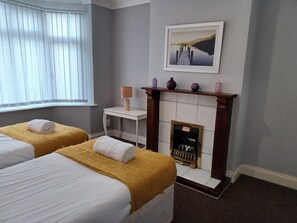 House, Private Bathroom (Spacious 4 Bedr (Sleep 8)) | 4 bedrooms, hypo-allergenic bedding, laptop workspace, soundproofing - Huku Kwetu - Milton House (Luton)