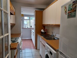 Casa, bany privat (Spacious 4 Bedr (Sleep 8)) | Cuina privada | Frigorífic, microones, forn i placa de cuina 