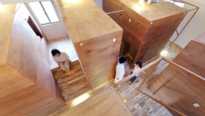 Un interior moderno con suelo de madera y un diseño geométrico único.