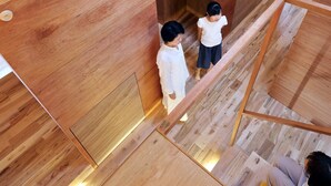 Un interior moderno con suelo de madera y diseño geométrico.
