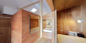 Cabin Narrow | In-room safe, blackout drapes, iron/ironing board, free WiFi - Hostel Sui Kyoto (Kyoto)