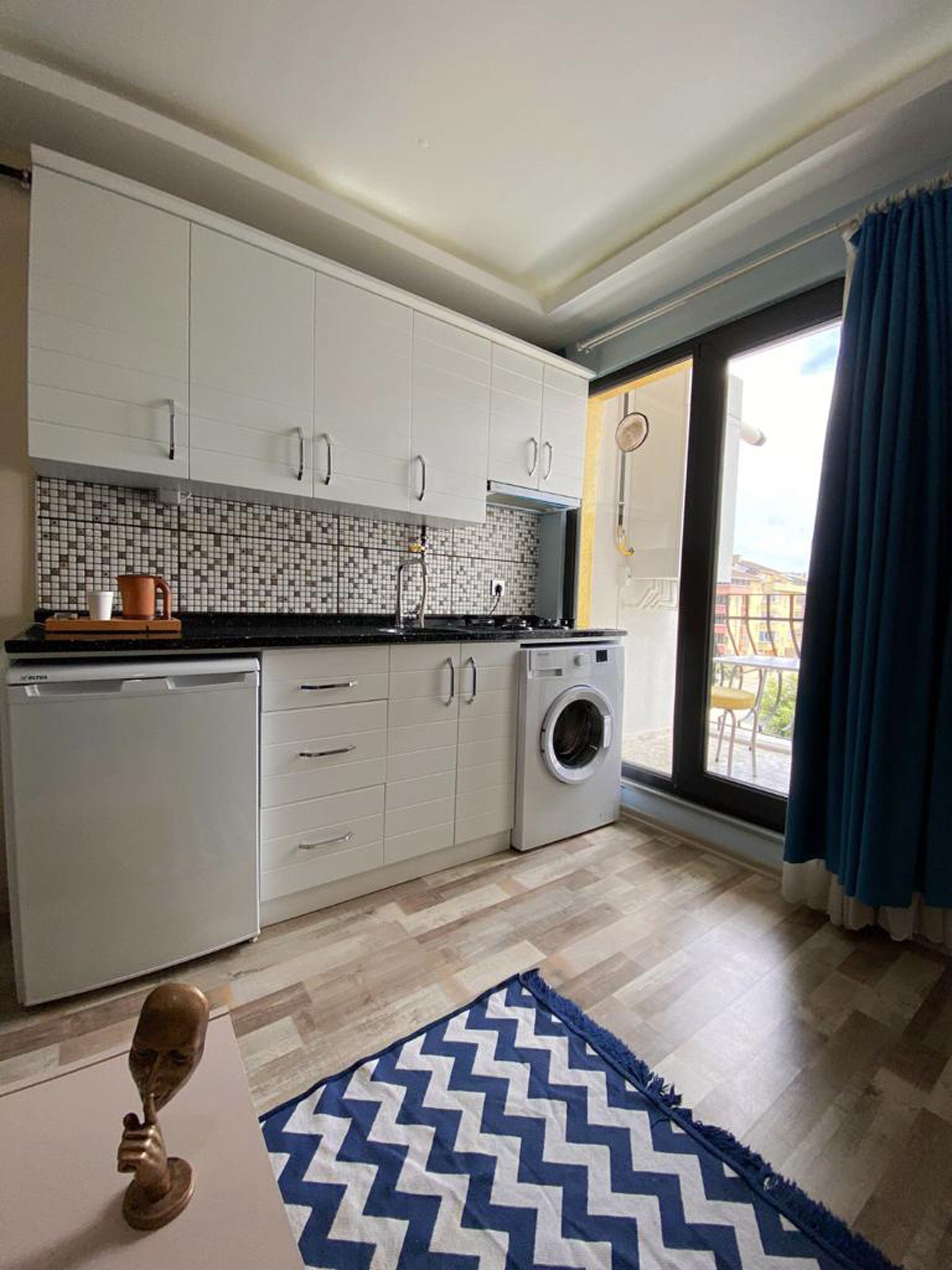 elite suite, 1 bedroom, city view, corner | private kitchen | full-sized fridge, stovetop, electric kettle, cookware/dishes/utensils