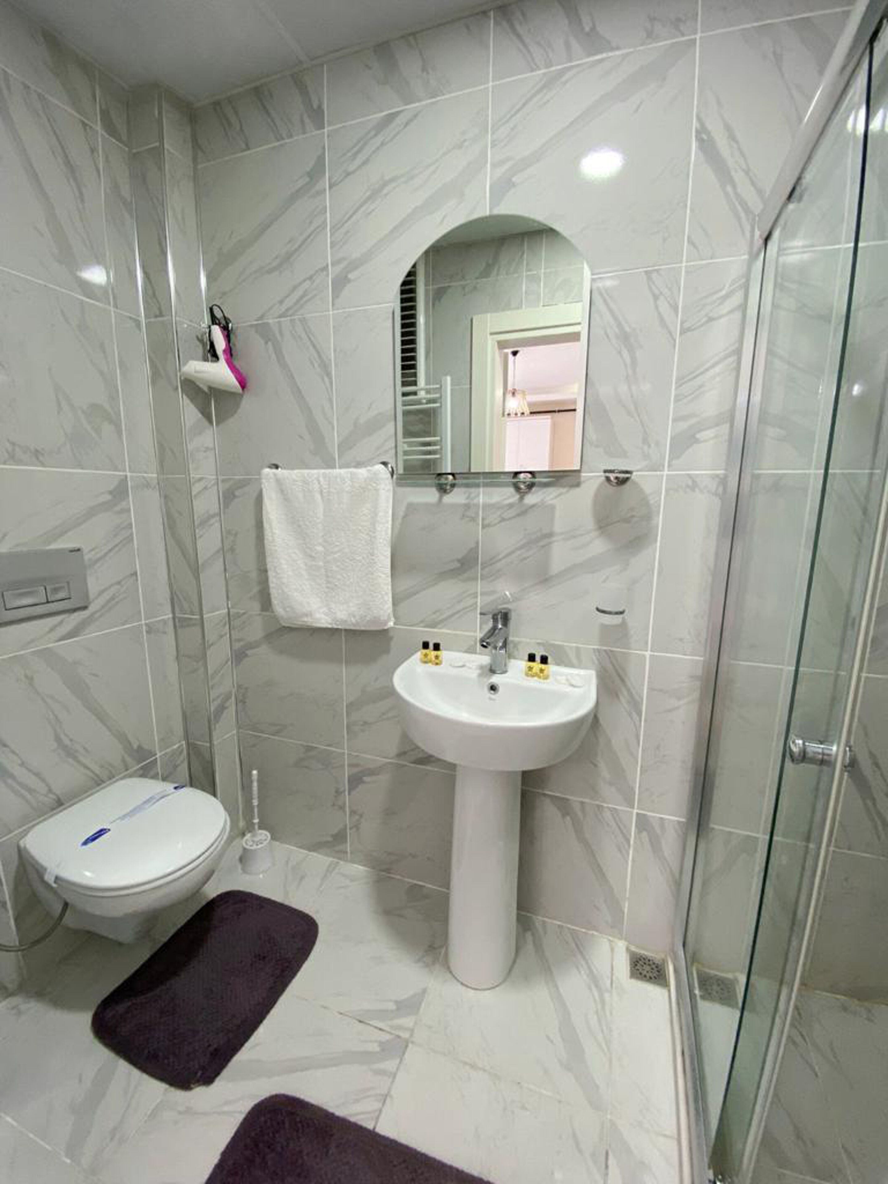 elite suite, 1 bedroom, city view, corner | bathroom | shower, hair dryer, towels