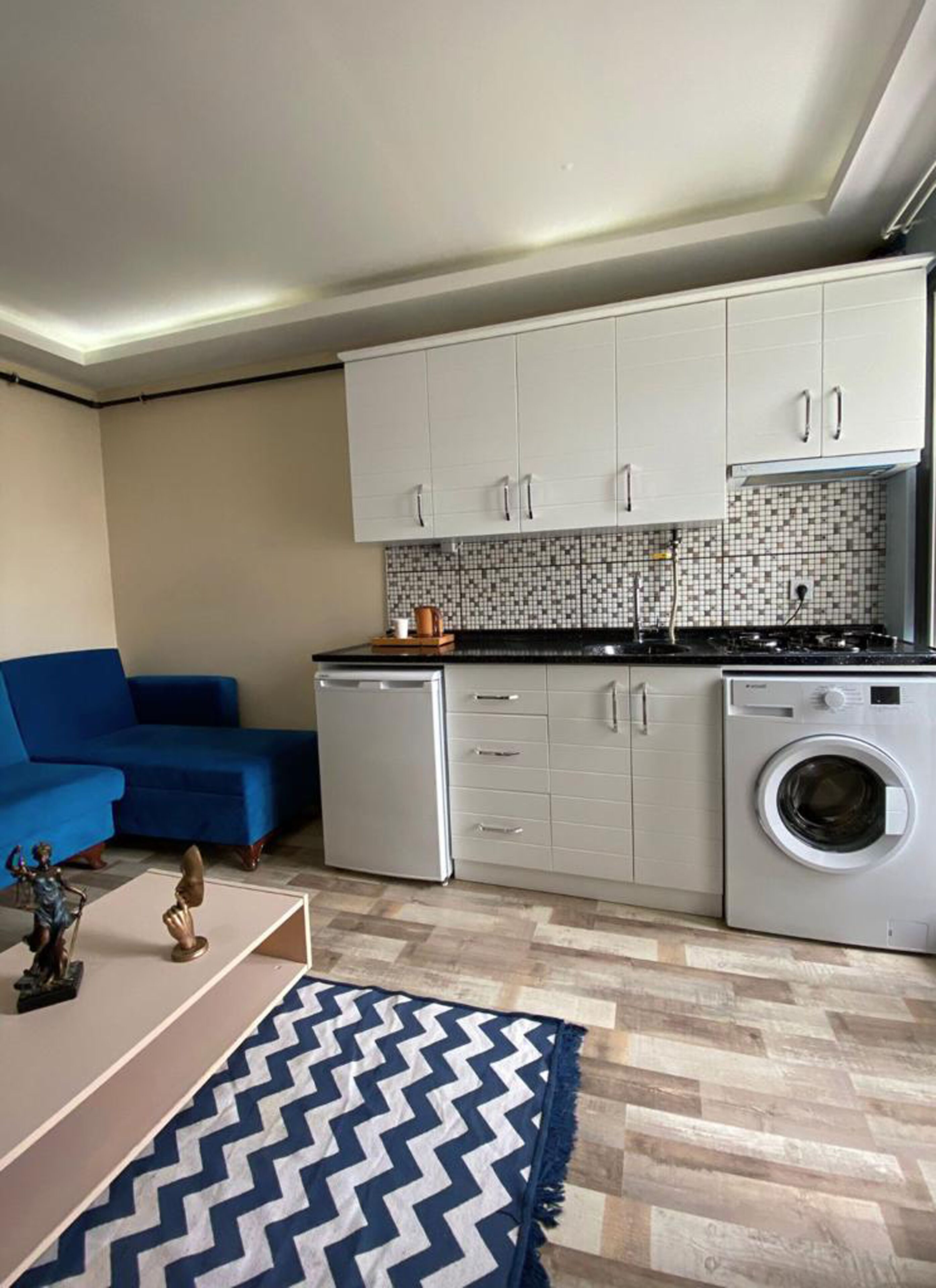 elite suite, 1 bedroom, city view, corner | living area | 82-cm led tv with satellite channels, tv