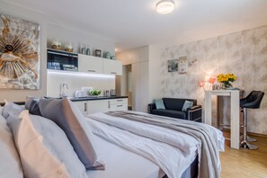 Apartamento Confort, 1 cama de matrimonio grande, terraza, vistas a la ciudad | 1 dormitorio, colchones Select Comfort, cortinas opacas