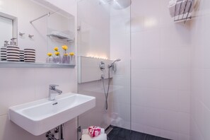 Comfort Apart Daire, 1 En Büyük (King) Boy Yatak, Teras, Şehir Manzaralı | Banyo | Duş, ücretsiz banyo/kozmetik ürünleri, saç kurutma makinesi, havlu 