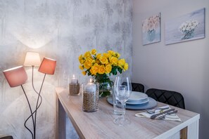 Apartamento Confort, 1 cama de matrimonio grande, terraza, vistas a la ciudad | Servicio de comidas en la habitación
