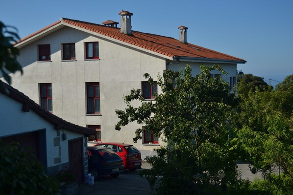 Vista frontal de la propiedad