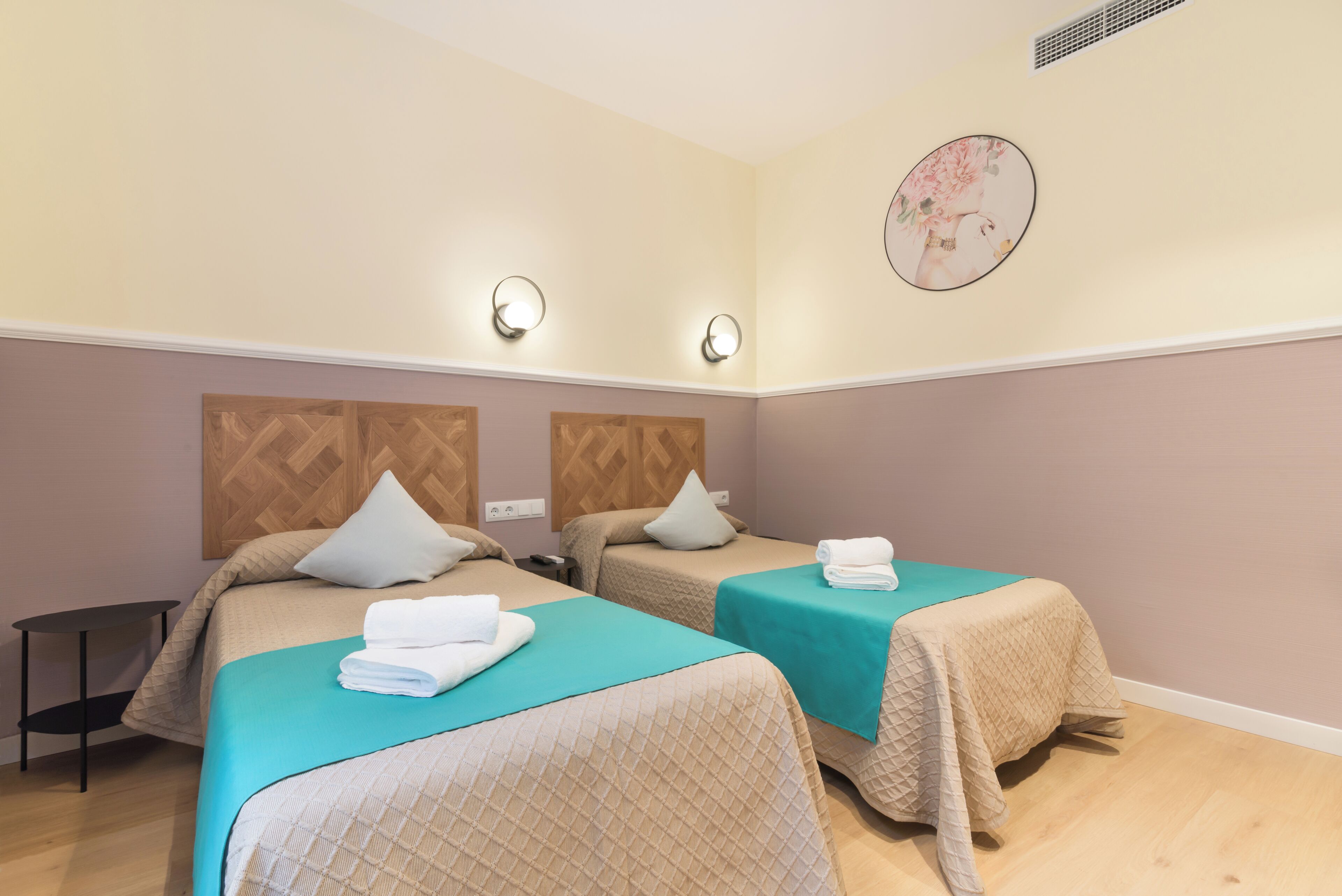 Escritorio, cortinas blackout y sistema de insonorización 