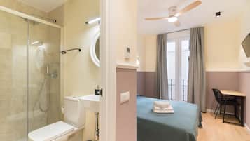 Superior tweepersoonskamer | Badkamer | Een douche, een regendouche, gratis toiletartikelen, een haardroger