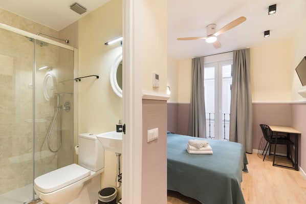 Superior tweepersoonskamer | Badkamer | Een douche, een regendouche, gratis toiletartikelen, een haardroger