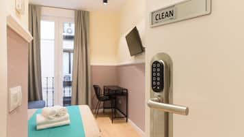 Escritorio, cortinas blackout y sistema de insonorización