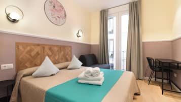 Superior tweepersoonskamer | Een bureau, verduisterende gordijnen, geluiddichte muren