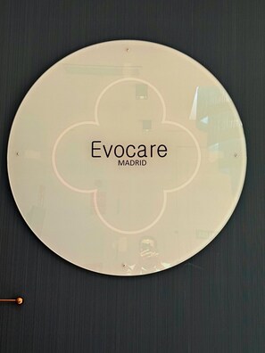 A circular sign with the text 'Evocare MADRID' on a dark background. - Hostal Evocare Madrid (Madrid)