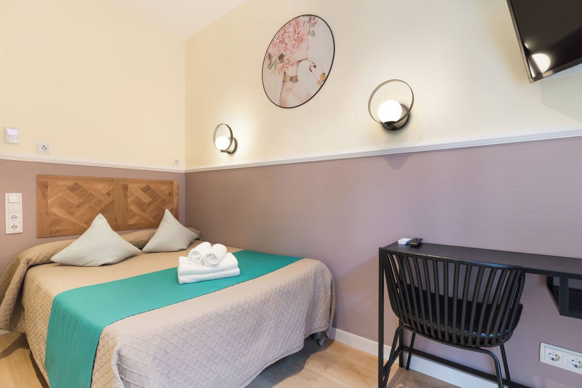 Standard Double Room | Desk, blackout curtains, soundproofing, iron/ironing board