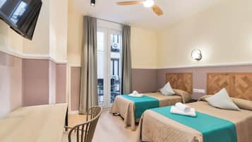 Escritorio, cortinas blackout y sistema de insonorización