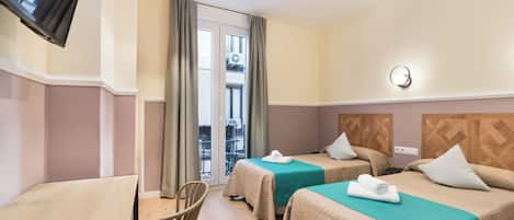 Camera Superior con 2 letti singoli, 1 camera da letto | Una scrivania, tende oscuranti, insonorizzazione, ferro/asse da stiro