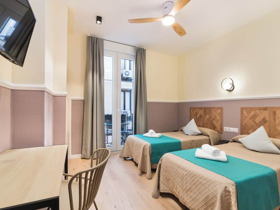 Superior Twin Room, 1 Bedroom | Desk, blackout drapes, soundproofing, iron/ironing board