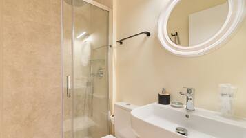 Standard Double Room | Bathroom | Shower, rainfall showerhead, free toiletries, hair dryer