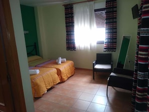 Blackout curtains, free cots/infant beds, rollaway beds, free WiFi - Hostal Portell (Portell de Morella)