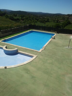 En säsongsöppen utomhuspool