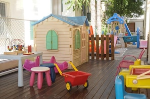 A children's play area with a small house, playhouse, and various toys. - Hotel Rosenblatt (Cervia)