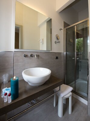 Chambre quadruple | Lavabo de la salle de bain