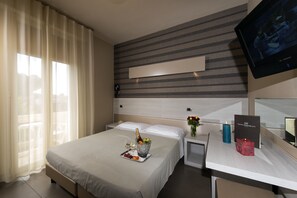 Habitación con 1 cama doble o 2 individuales | Minibar, caja fuerte, escritorio y cunas gratuitas