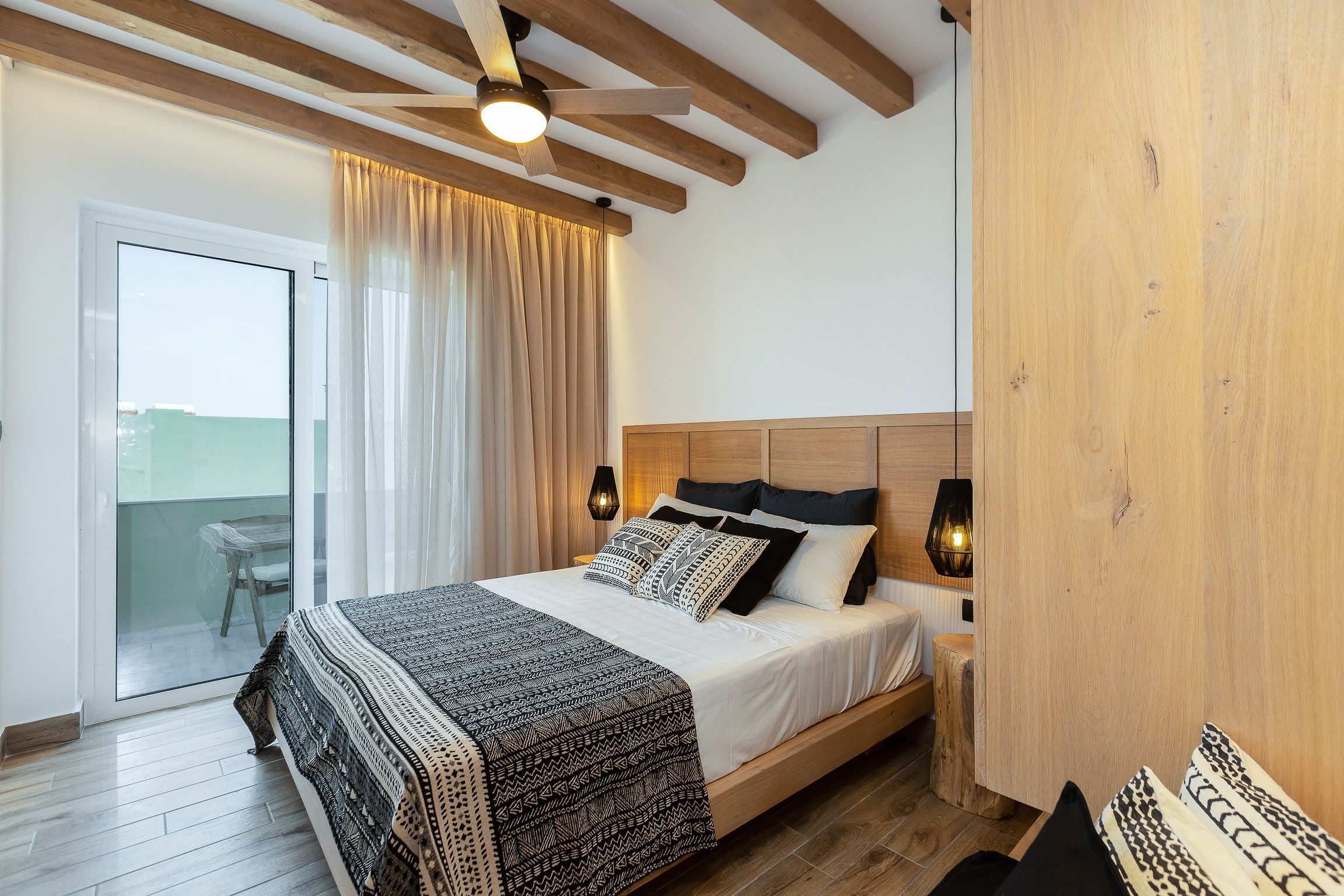 Căn hộ Deluxe, 1 giường cỡ queen, không hút thuốc, quang cảnh hồ bơi | Bộ đồ giường kháng dị ứng, nệm Select Comfort, két bảo mật tại phòng 