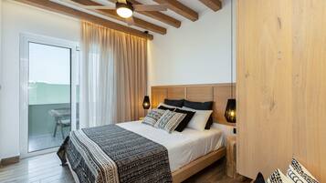 Deluxe Apartment, 1 Queen Bed, Non Smoking, Pool View | Hypo-allergenic bedding, Select Comfort beds, in-room safe, desk