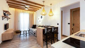 Apartemen Deluks, 1 Tempat Tidur Queen, Bebas Asap Rokok, pemandangan kolam renang