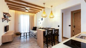 Deluxe Apartment, 1 Queen Bed, Non Smoking, Pool View | Hypo-allergenic bedding, Select Comfort beds, in-room safe, desk