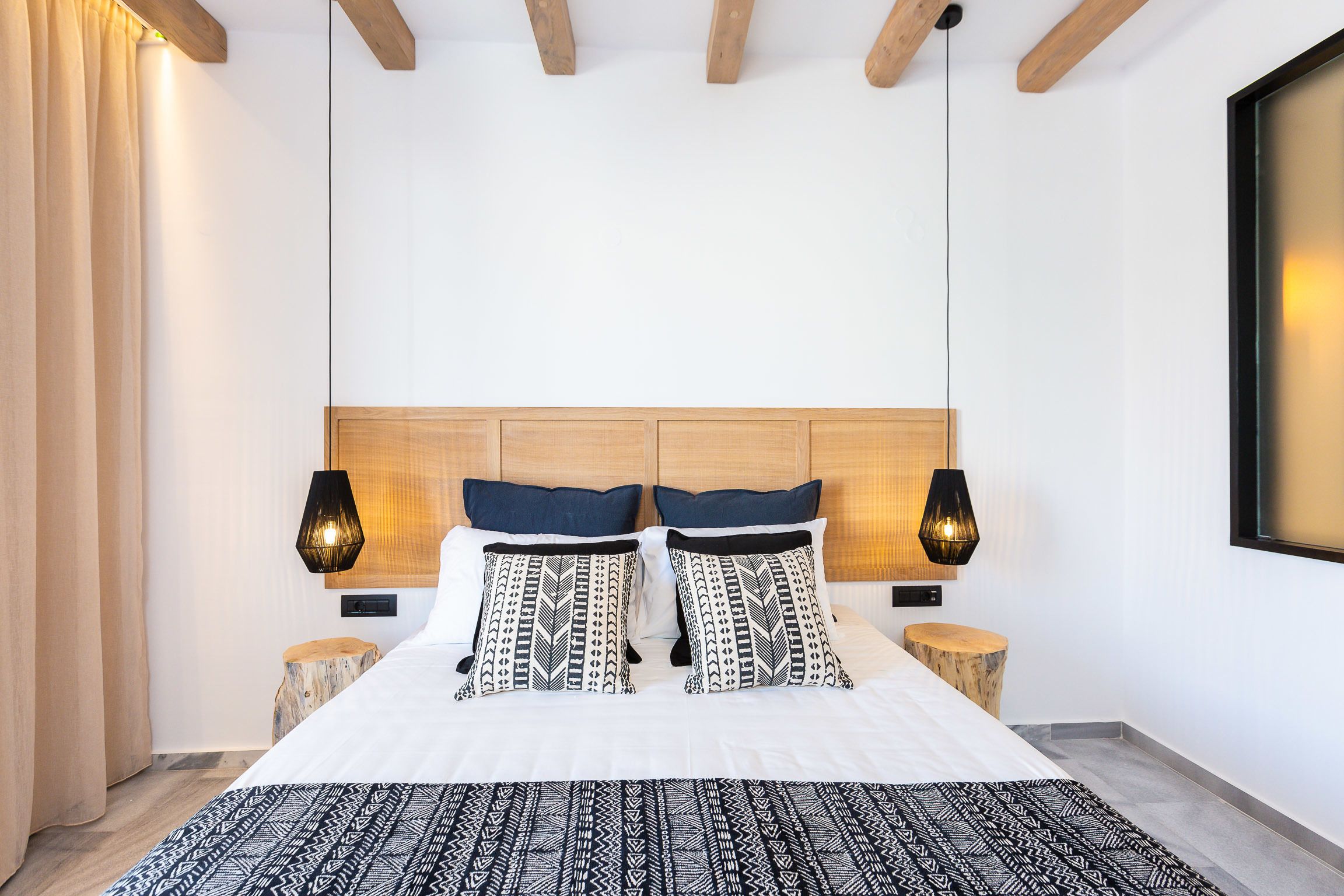 Deluxe Apartment | Hypo-allergenic bedding, Select Comfort beds, in-room safe, desk