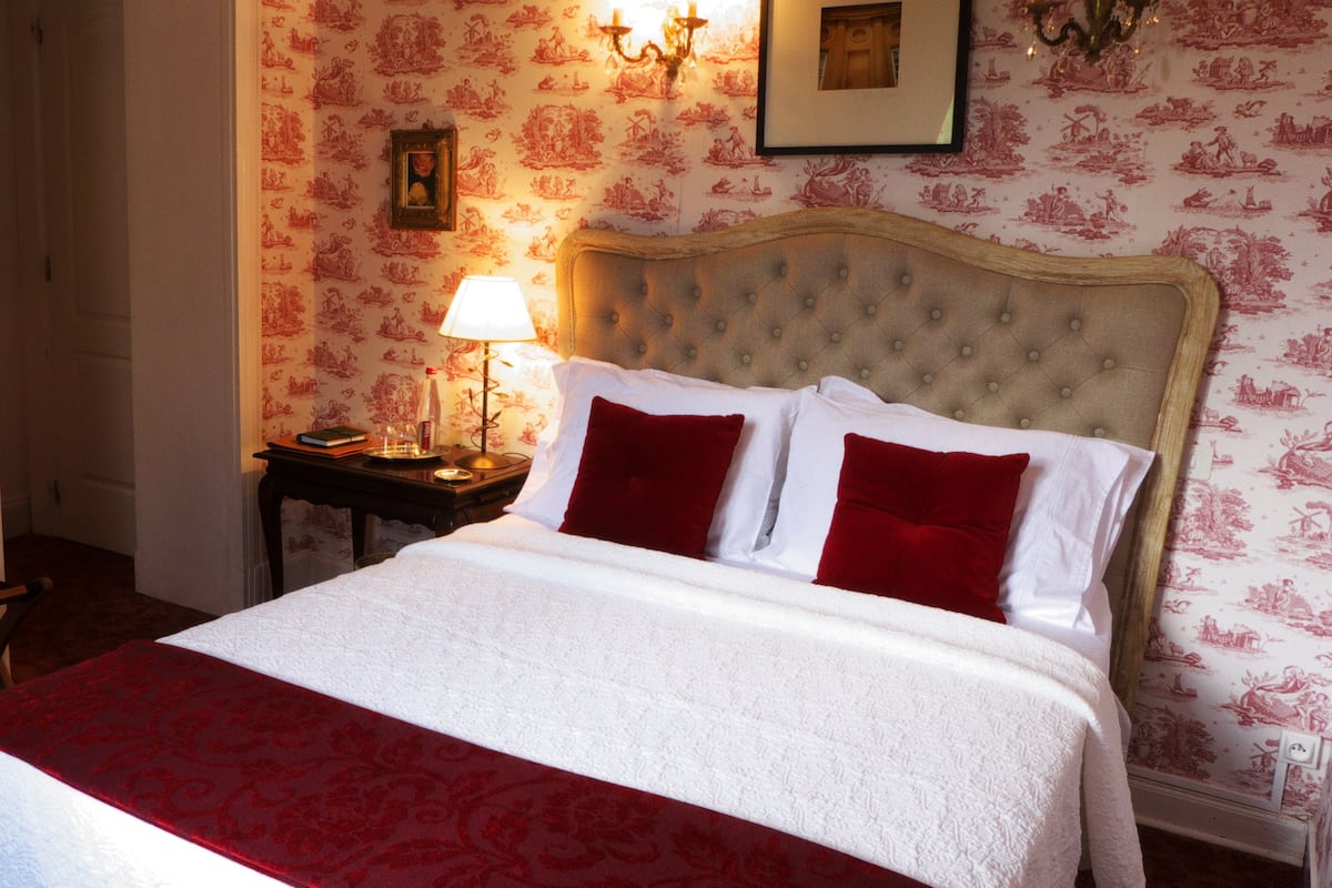 Soundproofing, free WiFi, bed sheets