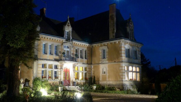 A large, historic building with multiple windows and a prominent entrance. - Château de Villars (Villars)