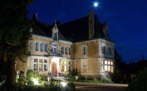 A large, historic building with multiple windows and a prominent entrance. - Château de Villars (Villars)