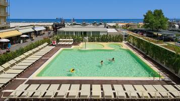 Piscina externa, espreguiçadeiras