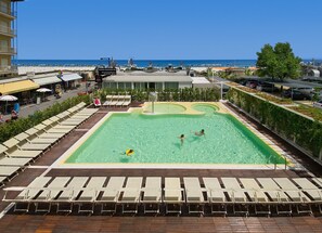 Piscine extérieure, chaises longues