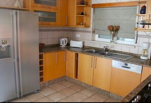 Kühlschrank, Mikrowelle, Herdplatte, Wasserkocher mit Kaffee-/Teezubehör